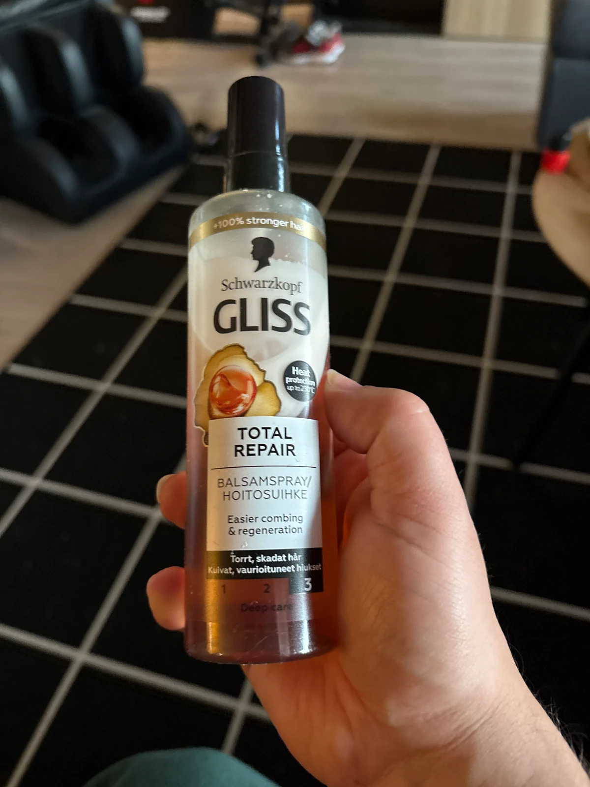 Hiuksiin jätettävä hoitosuihke