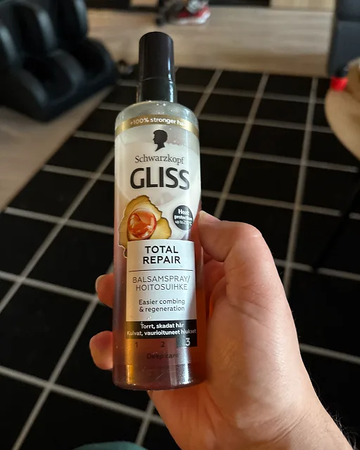 Hiuksiin jätettävä hoitosuihke