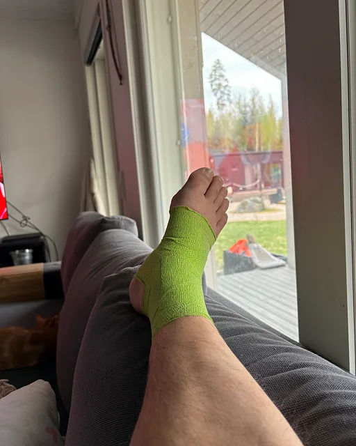Jalkapöydän tukiside